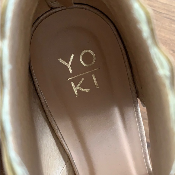 Scalloped Block Heel Sandals - Picture 3 of 5